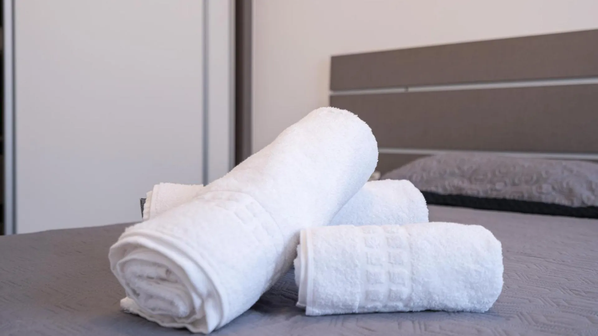 Apartamentos Piçarras: Beachfront Comfort with Pool and 24/7 Security 0*, Picarras