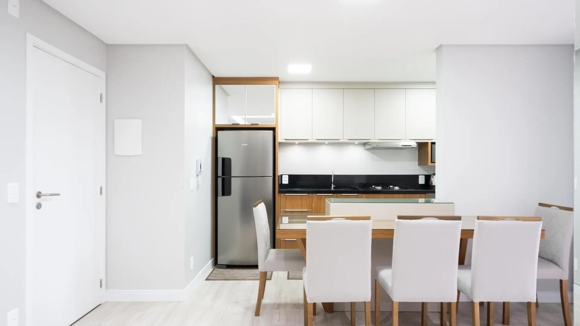 Apartment Apartamentos Piçarras: Beachfront Comfort with Pool and 24/7 Security Brazil