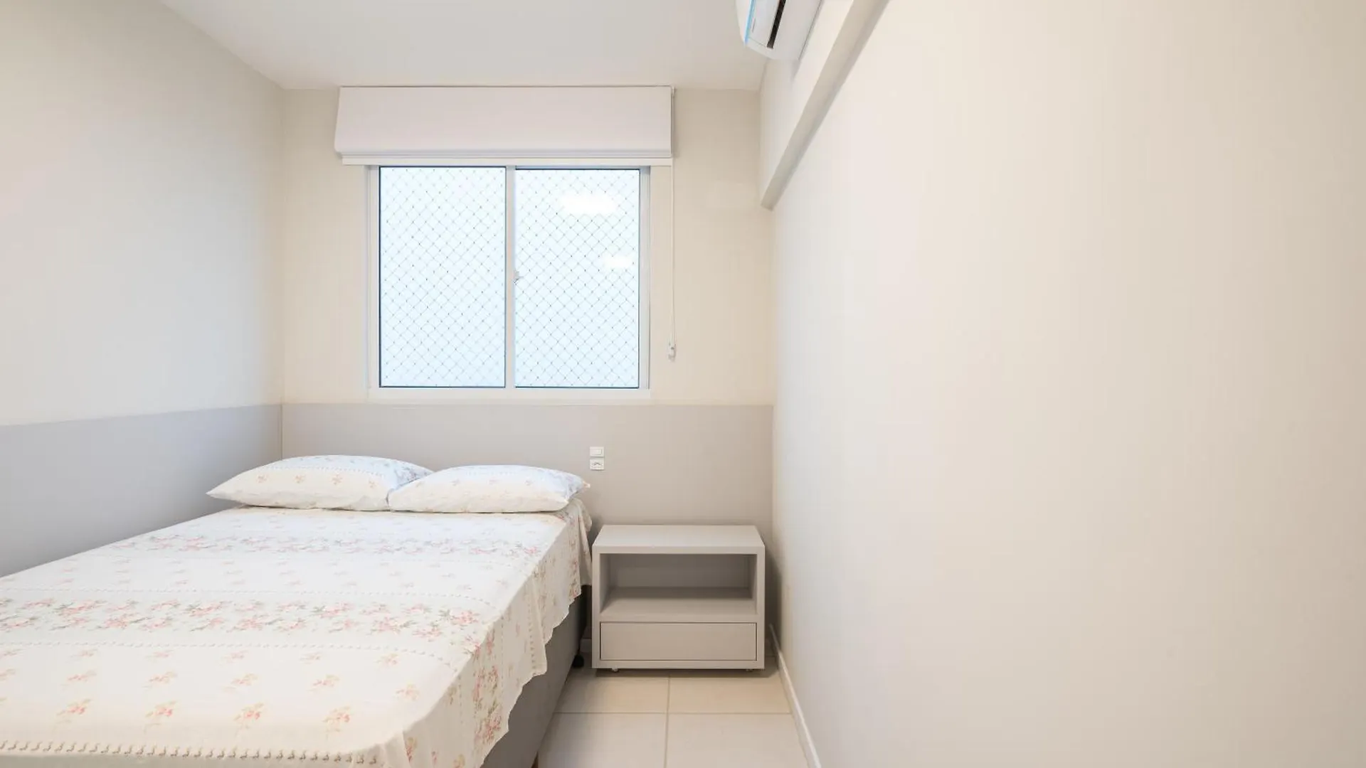 Apartamentos Piçarras: Beachfront Comfort with Pool and 24/7 Security