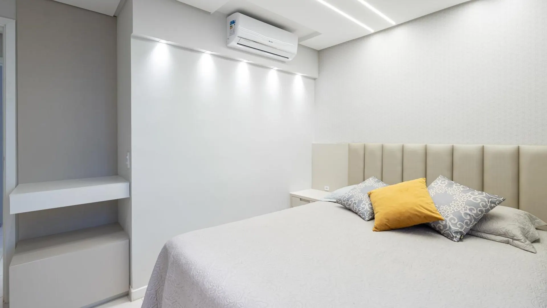 Apartamentos Piçarras: Beachfront Comfort with Pool and 24/7 Security Picarras