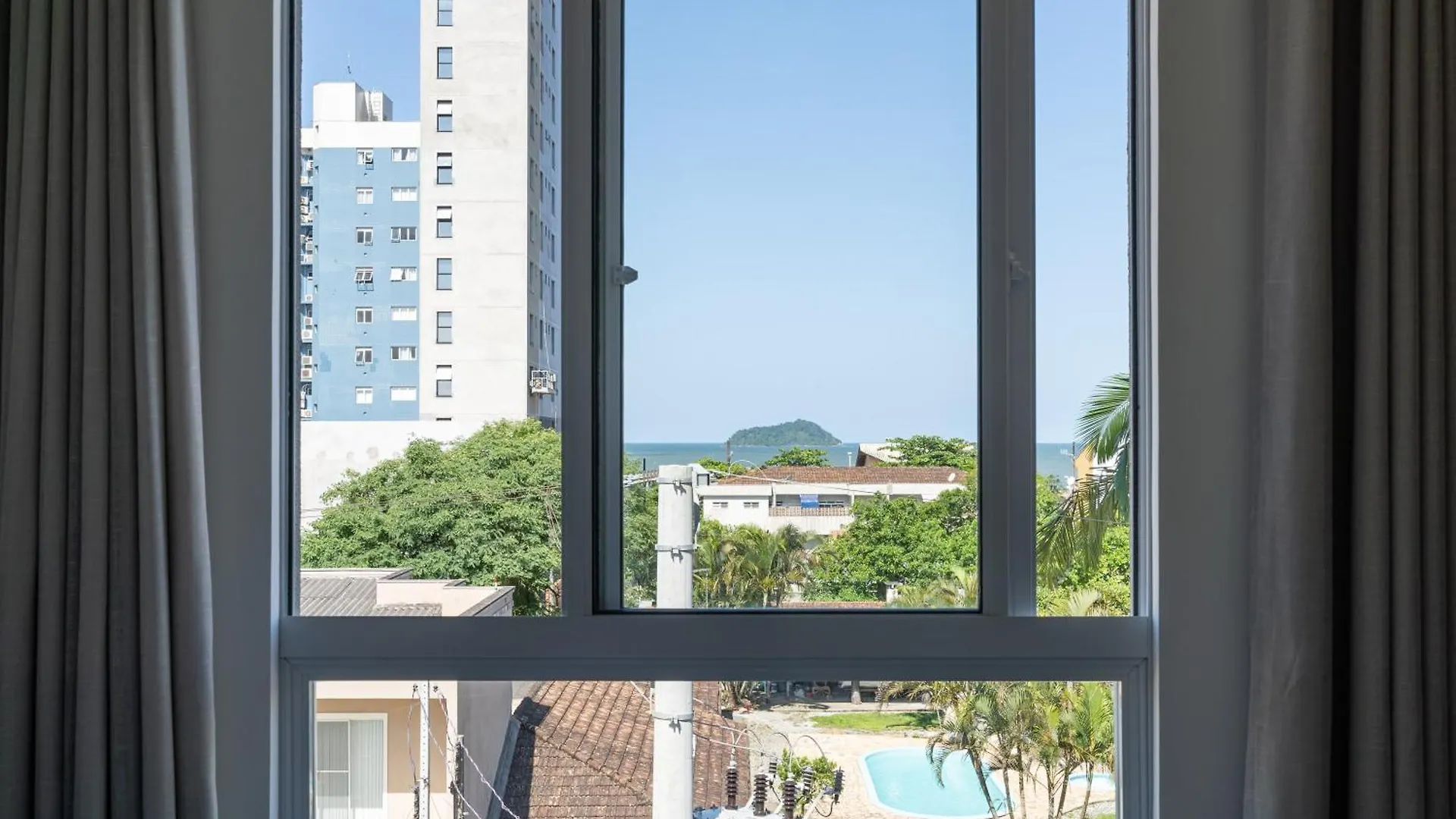 Apartamentos Piçarras: Beachfront Comfort with Pool and 24/7 Security 0*, Picarras