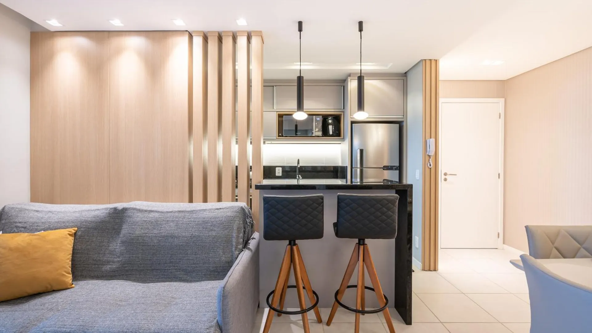 Apartamentos Piçarras: Beachfront Comfort with Pool and 24/7 Security Apartment